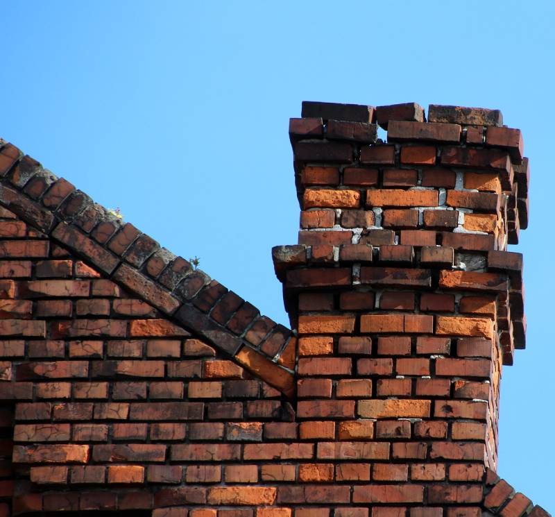 Damaged chimney on an Bedford Park home showing cracks and missing mortar